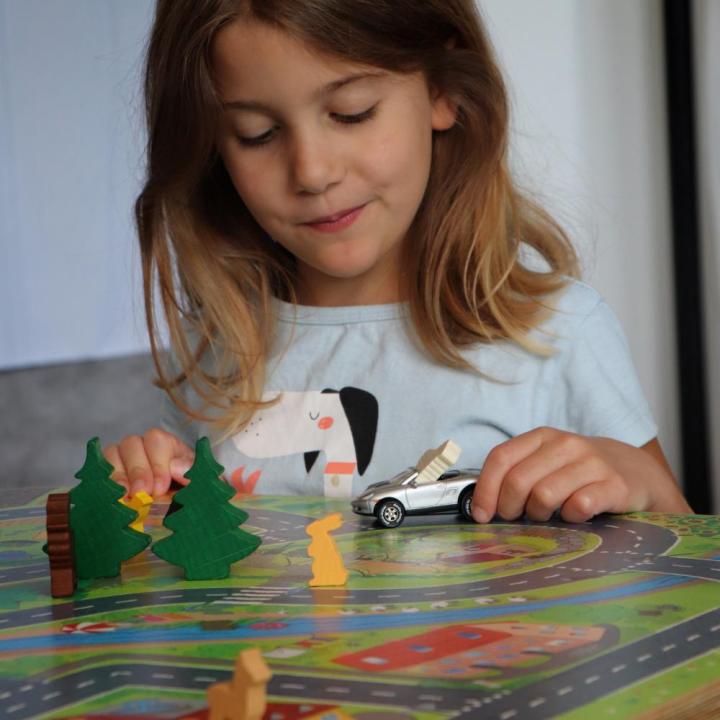 Spieltisch City: Der Stadtplan wird mit Spielfiguren wie Häusern, Bäumen, Tieren oder Autos zum idealen Spielfeld. KiTa-Spielewelt 