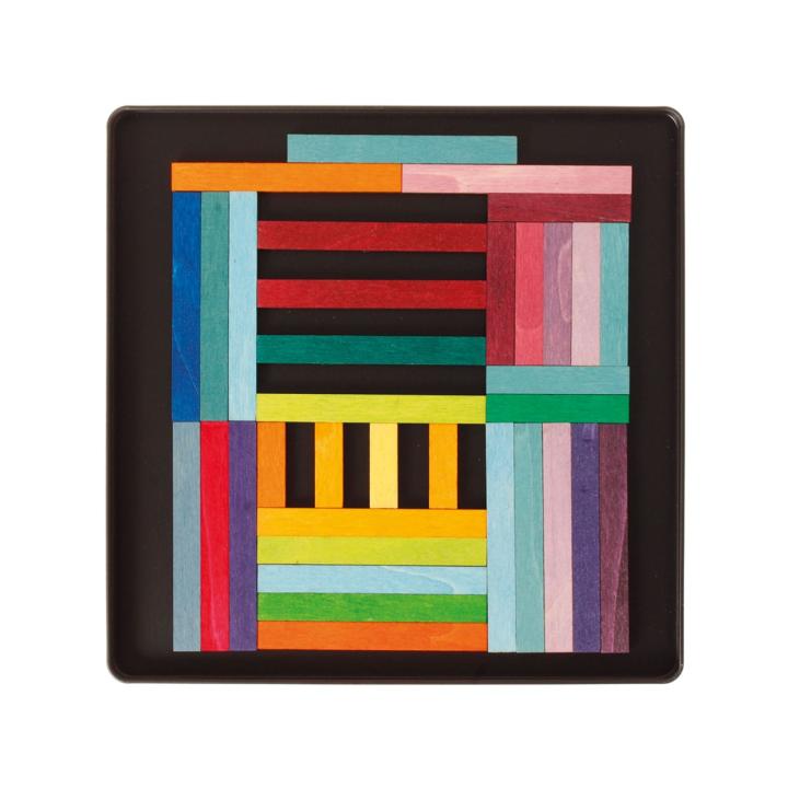 Grimms Alphabet Magnetspiel, 77 Teile, in 6 Formen und 26 Farben, in schwarzer Metallbox. KiTa-Spielewelt 