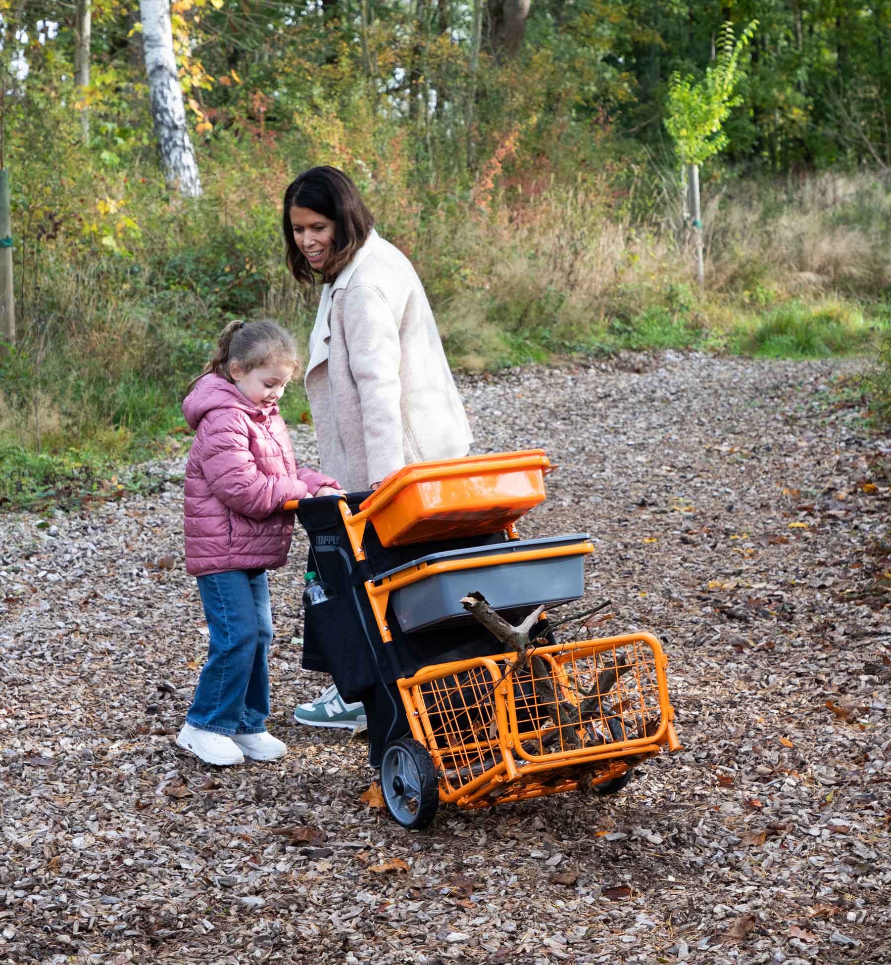 Multi-Flex-Trolley, Erziherin und Kind machen Ausflug mit dem Trolley