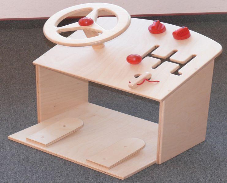 Lernauto: Spielgerät aus Holz, das die Bedienung eines Autos mit Lenker, Schaltung und Pedalen abbildet. KiTa-Spielewelt