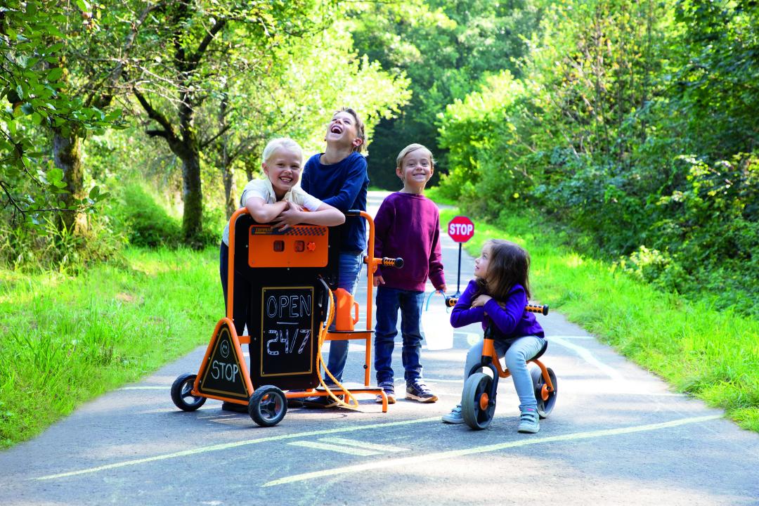 Mobile Tank- und Servicestation: Ideales Spielgerät für Kinder, mit Tafel zur Beschriftung. Versandkostenfreie Lieferung bei KiTa-Spielewelt