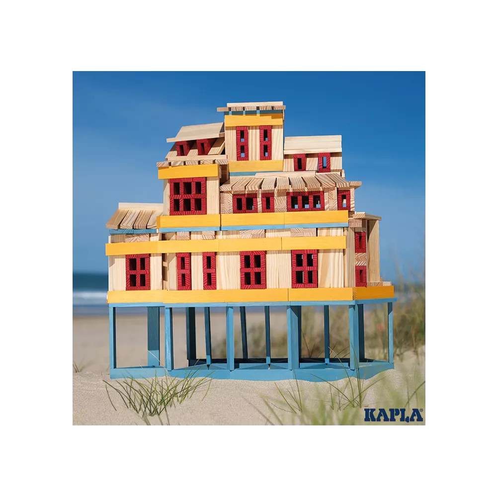 KAPLA® Bausteine Sommer , gebautes Sommerhaus, bunt am Strand