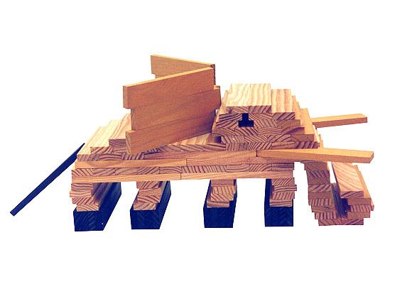 KAPLA® - Konstruktion aus KAPLA® - Holzplättchen, kombniert mit bunten KAPLA® Holzplättchen
