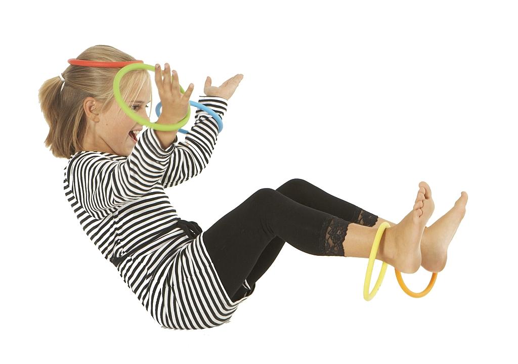 Aktivitätsringe - Activity Rings - Kind jongliert Ringe an Armen und Beinen. KiTa-Spielewelt