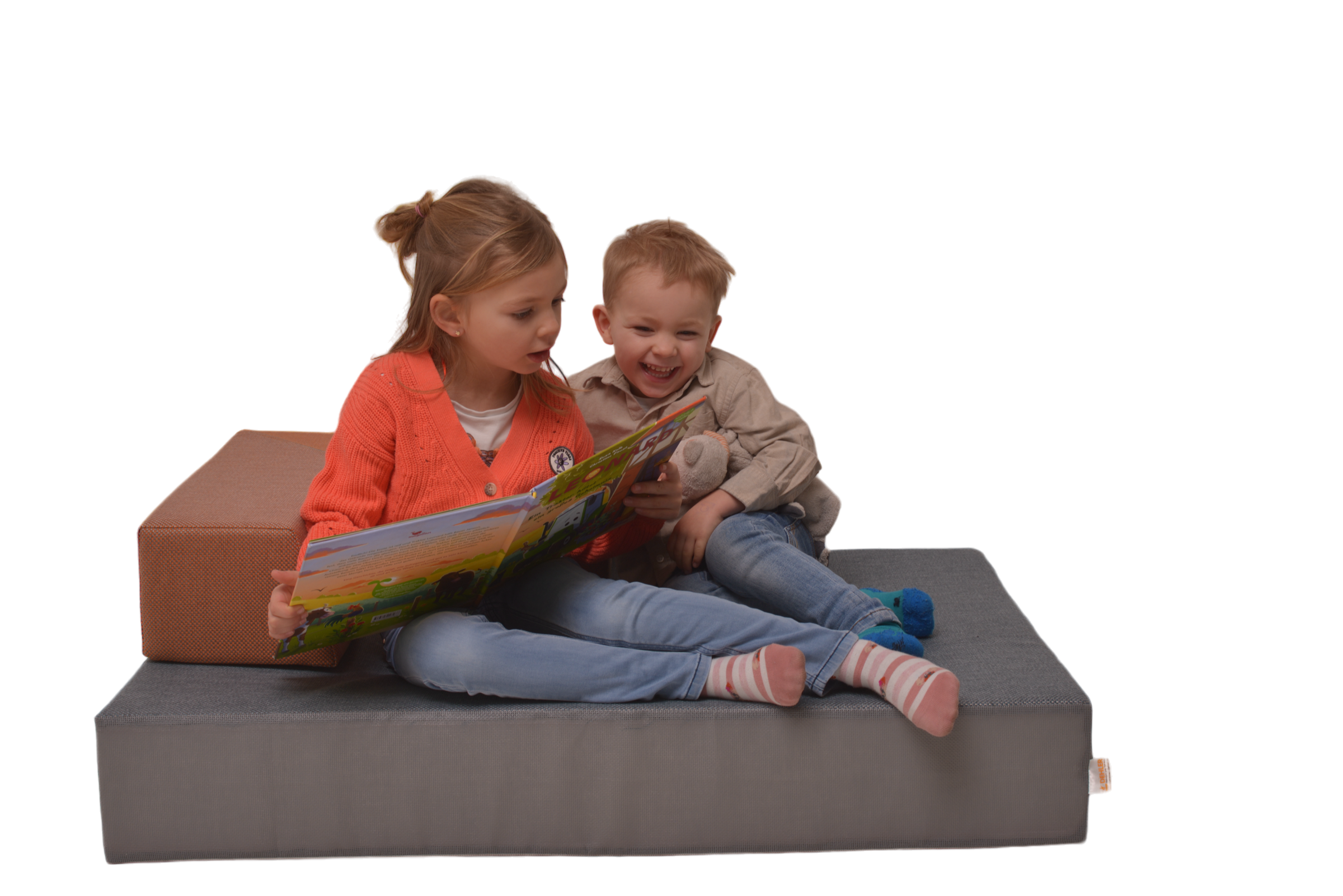 Hüpfpolster mit Winkelkissen rechts, Kinder lesen in einem Buch und lachen