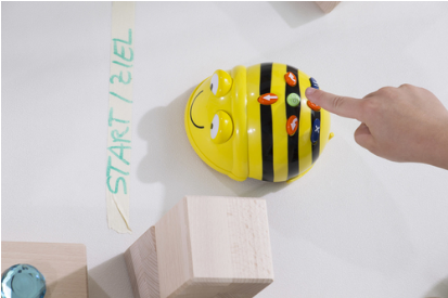 Bee-Bot-Robotik: Die Tasten auf dem Rücken des kleinen Roboters legen fest, wohin die Biene läuft. KiTa-Spielewelt