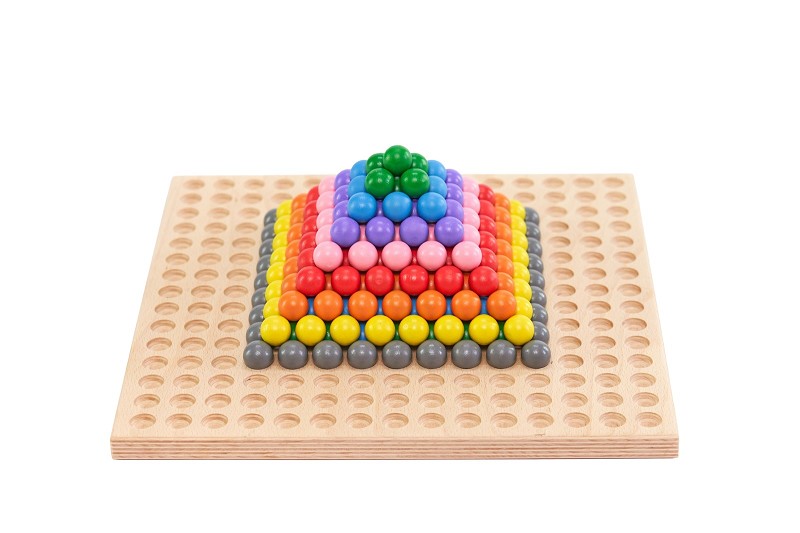 Kugelbrettspiel:Kreativ gestapelte, bunte Steckkugeln auf einem Holzsteckbrett formen eine Pyramide in Regenbogenfarben