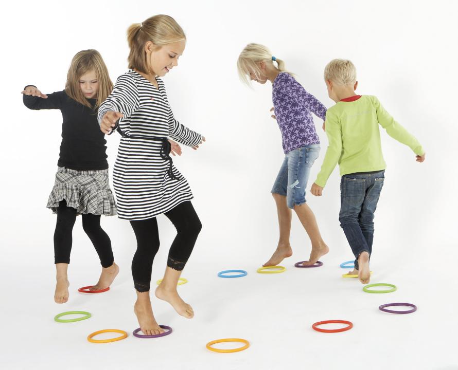 Activitätsringe - Activity Rings . Kinder gehen auf Zehenspitzen von Ring zu Ring. KiTa-Spielewelt