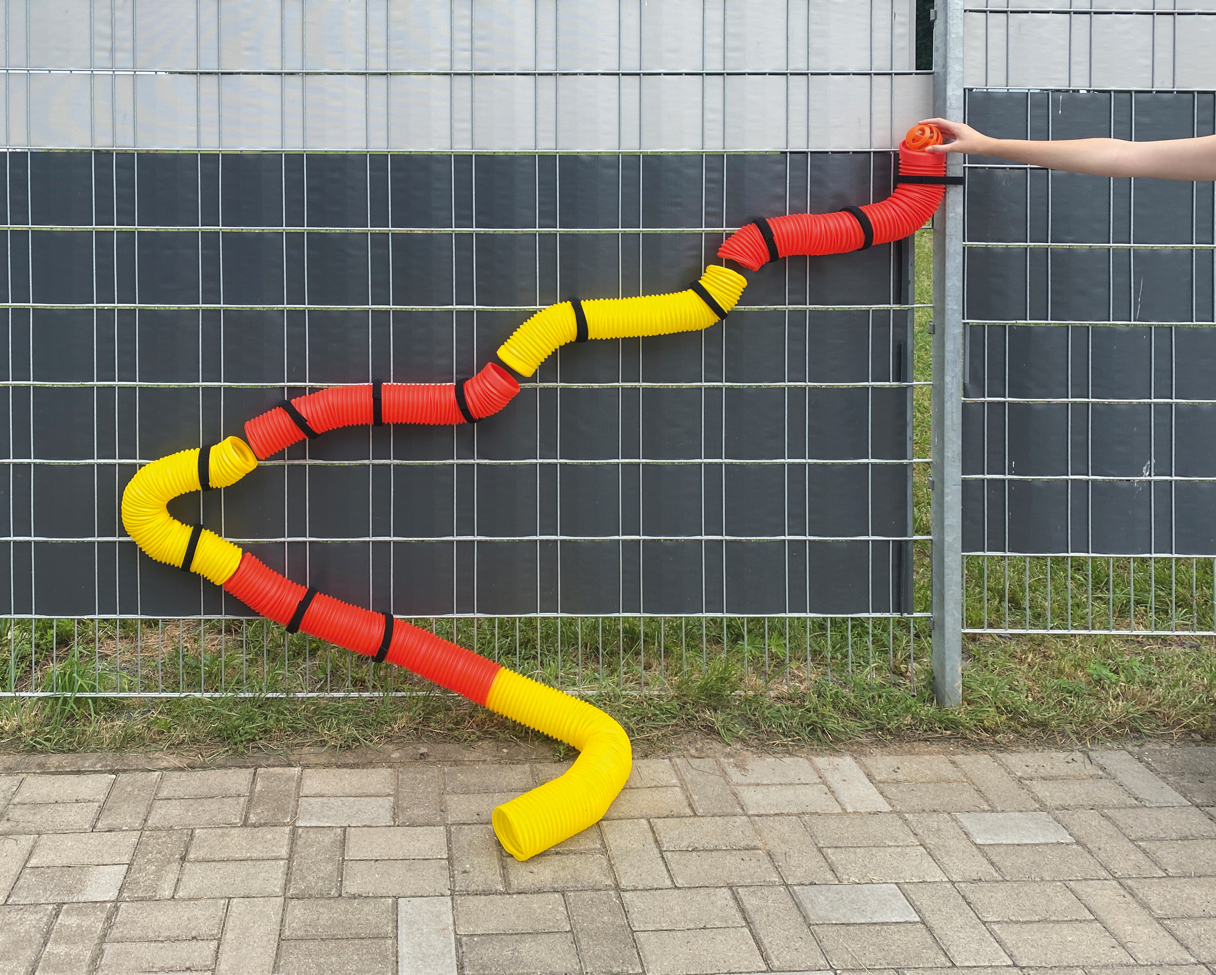 Bällebahn - Kugelbahn - selbst verbauen mit wiederverwendbaren Klettbändern - KiTa-Spielewelt