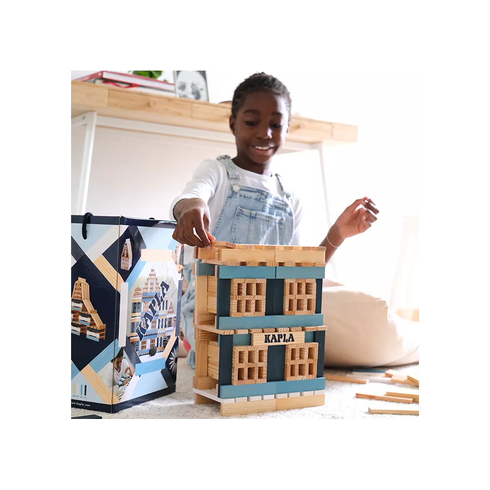 Kapla 200er Box blau - Kind baut attraktives Gebäude mit Holzbausteinen - KiTa-Spielewelt
