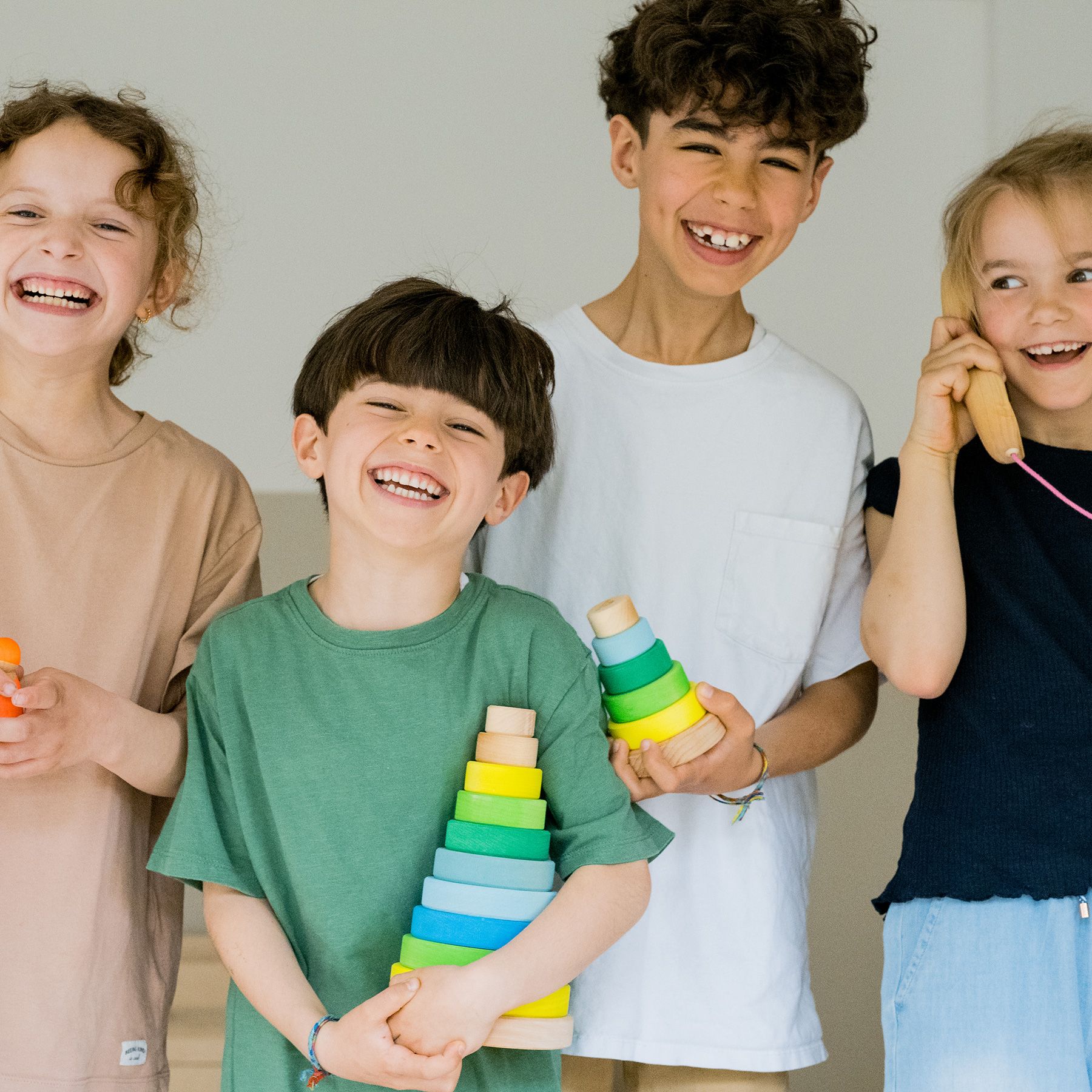 Großer Scheibenturm neongrün - Kinder lieben Grimms Holzspielzeug. KiTa-Spielewelt