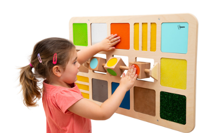Wandspiel - Würfel: Mit drei Würfeln und vielen Flächen mit unterschiedlichen Farben verschiedene Materialien ertasten. KiTa-Spielewelt