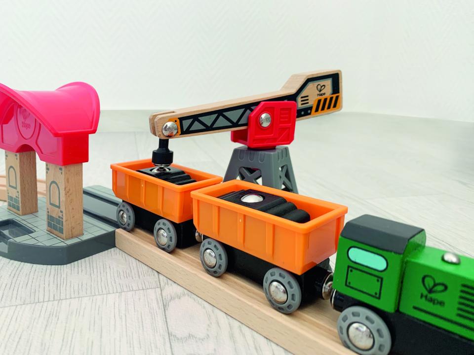 Eisenbahn XXL-Kiga-Set: der Kran belädt die Eisenbahn-Waggons. KiTa-Spielewelt