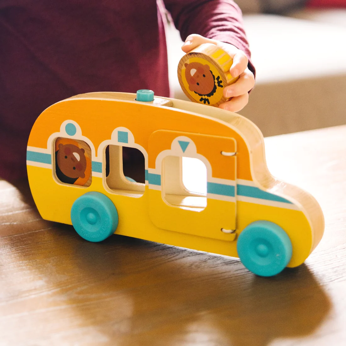 Bus GoTots Rollen - farbenfroher Holzbus. Die Passagiere können herausrollen. KiTa-Spielewelt