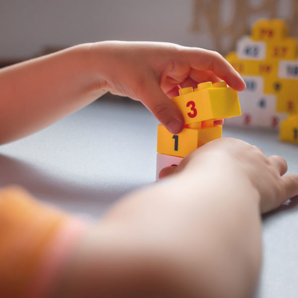 Zahlenmauern. Spielerisch Rechnen lernen mit Noppenbausteinen. KiTa-Spielewelt