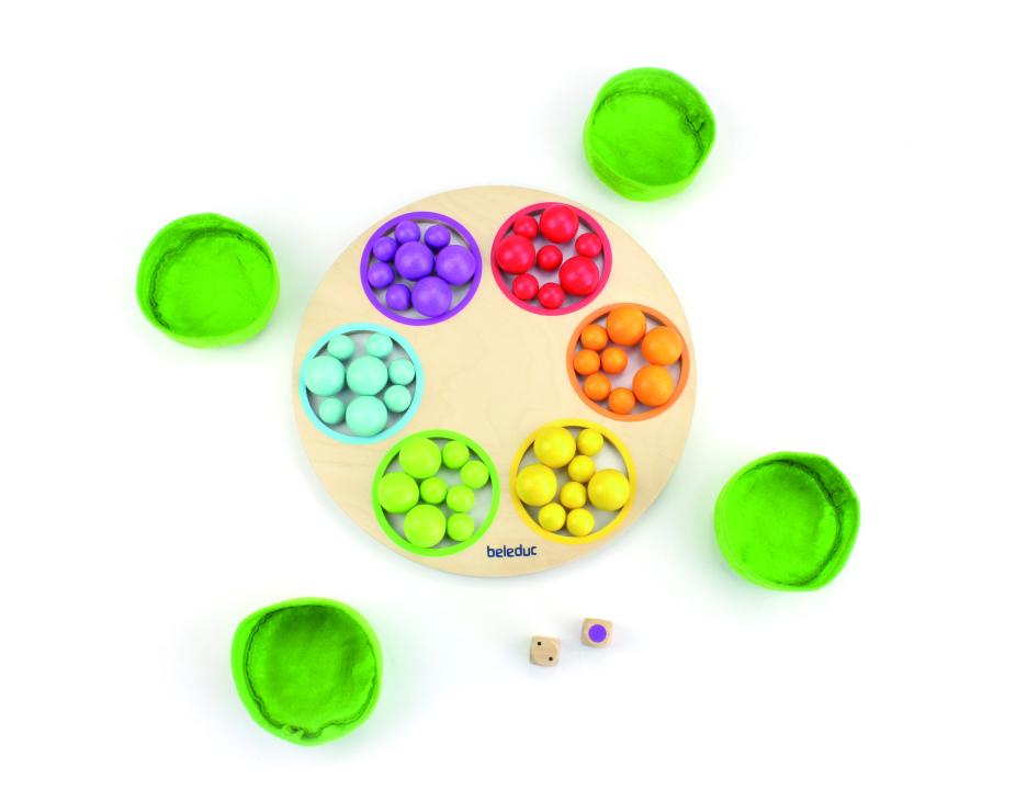 Marbelino 1 - Kugeln in sechs Farben, den richtigen Behältern des Spielbrettes zugeordnet. KiTa-Spielewelt
