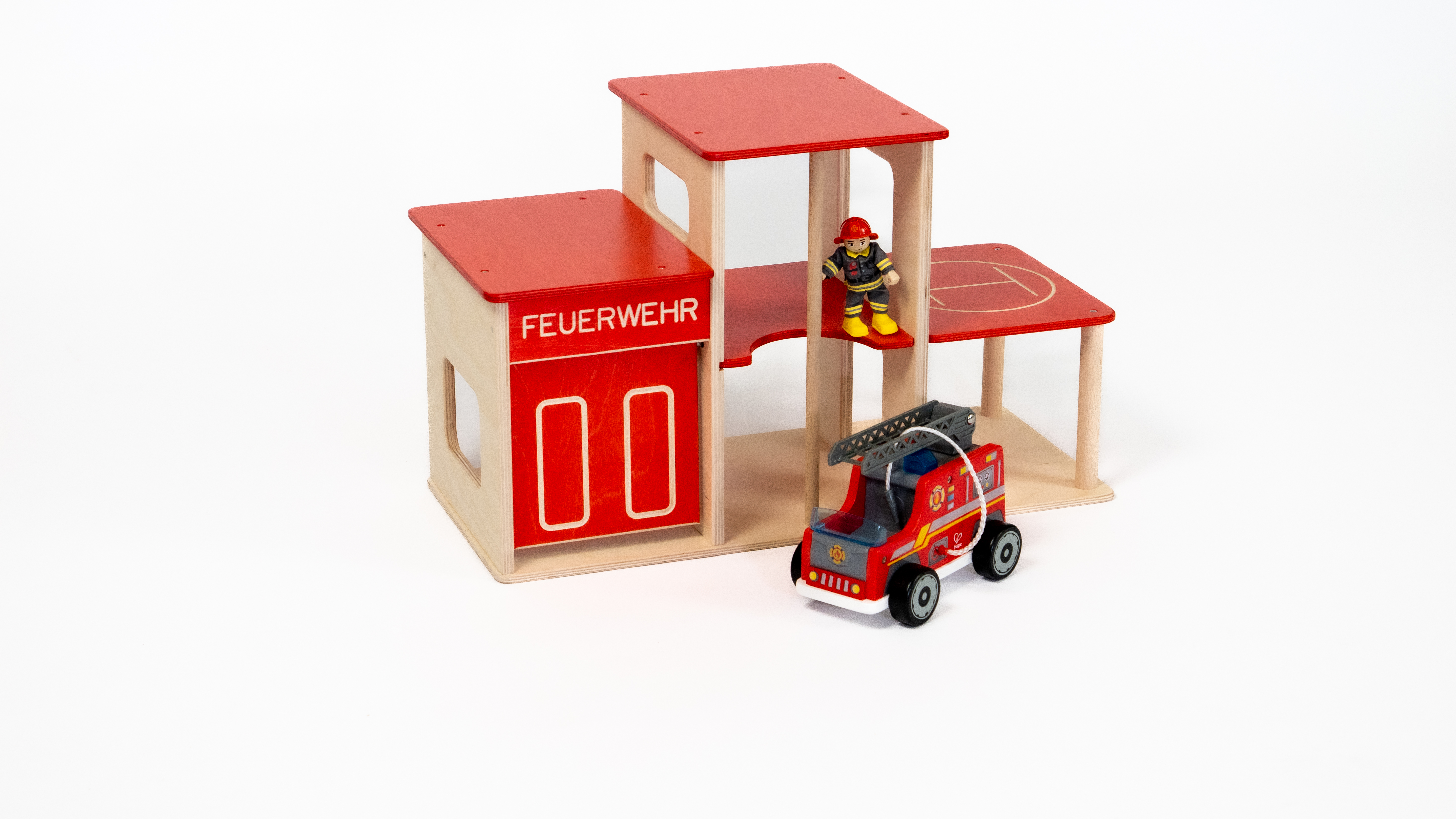 Feuerwache aus Holz mit Hubschrauberlandeplatz und aufschiebbarem Tor. KiTa-Spielewelt