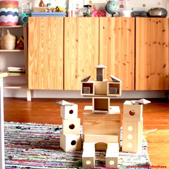 MATZBOX Kreativbaukasten: ein Gebäude auf dem Spielteppich. KiTa-Spielewelt