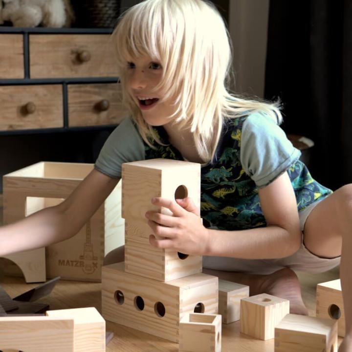 MATZBOX Kreativbaukasten: Bauen und Konstruieren macht diesem Mädchen sichtlich Spaß. KiTa-Spielewelt