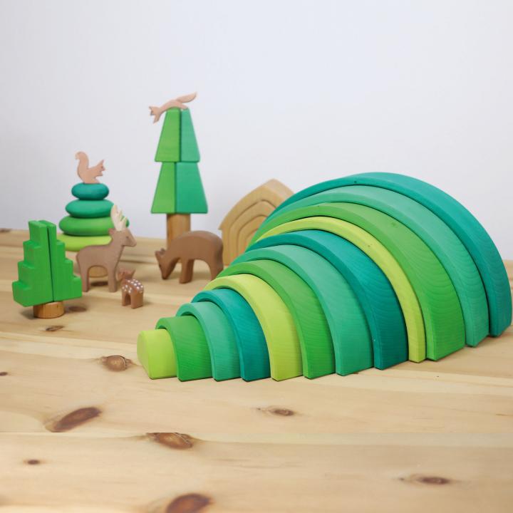 Grimms großer Regenbogen Waldgrün, zum Tunnel-Spielhaus gebaut. KiTa-Spielewelt