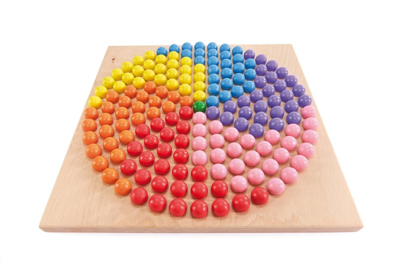 Kugelbrettspiel: Bunte Steckkugeln auf einem Holzbrett angeordnet in einer Farbabfolge von Gelb über Orange und Rot zu Rosa und Lila.