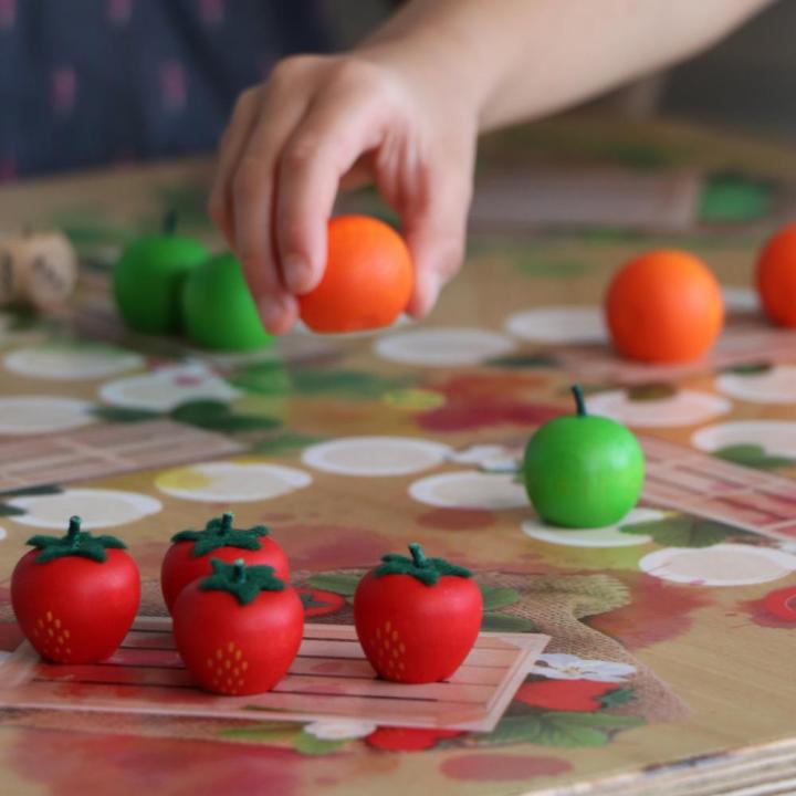 Spieltisch - Früchtchen ärgere Dich nicht: Spieltisch mit Früchten als Spielfiguren. KiTa-Spielewelt