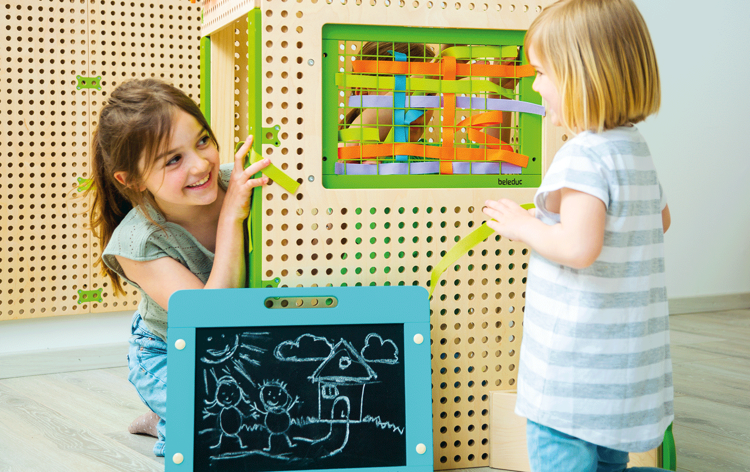 PLUG IT, Activity Spielhaus mit Tafel und Webrahmen, Kinder spielen