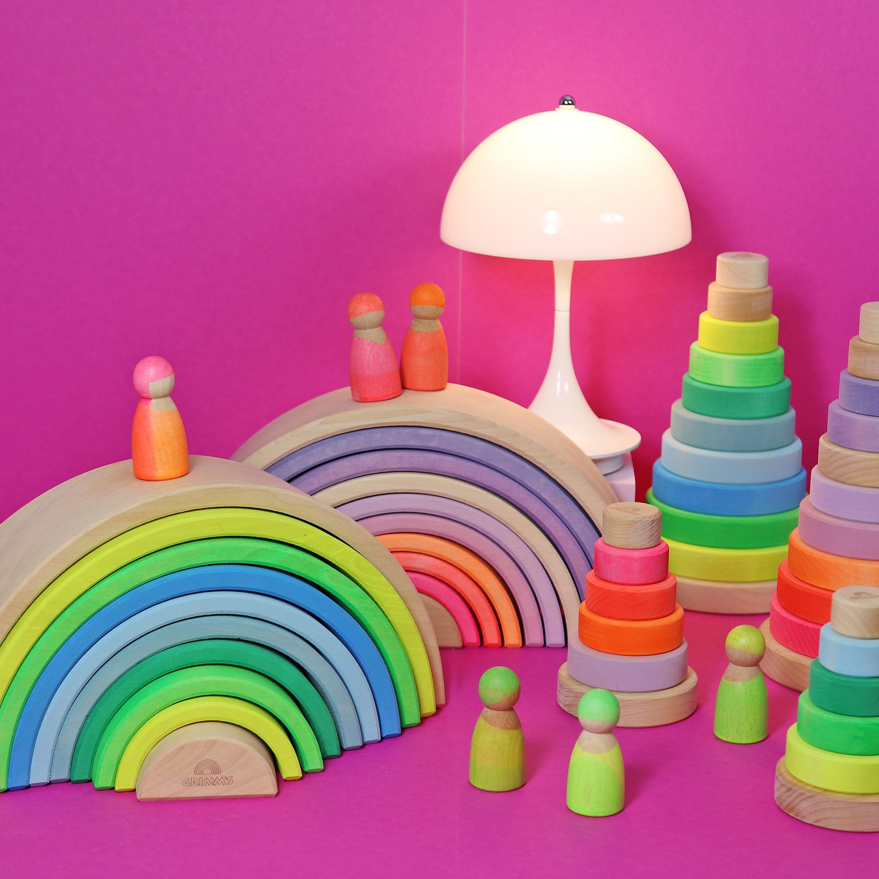 Grimms Regenbogen neonpink - verschiedenes Holzspielzeug. KiTa-Spielewelt
