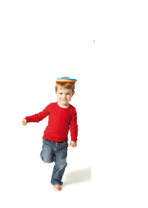 Activitätsringe - Activity Rings - Kind balanciert einige Ringe auf dem Kopf. KiTa-Spielewelt