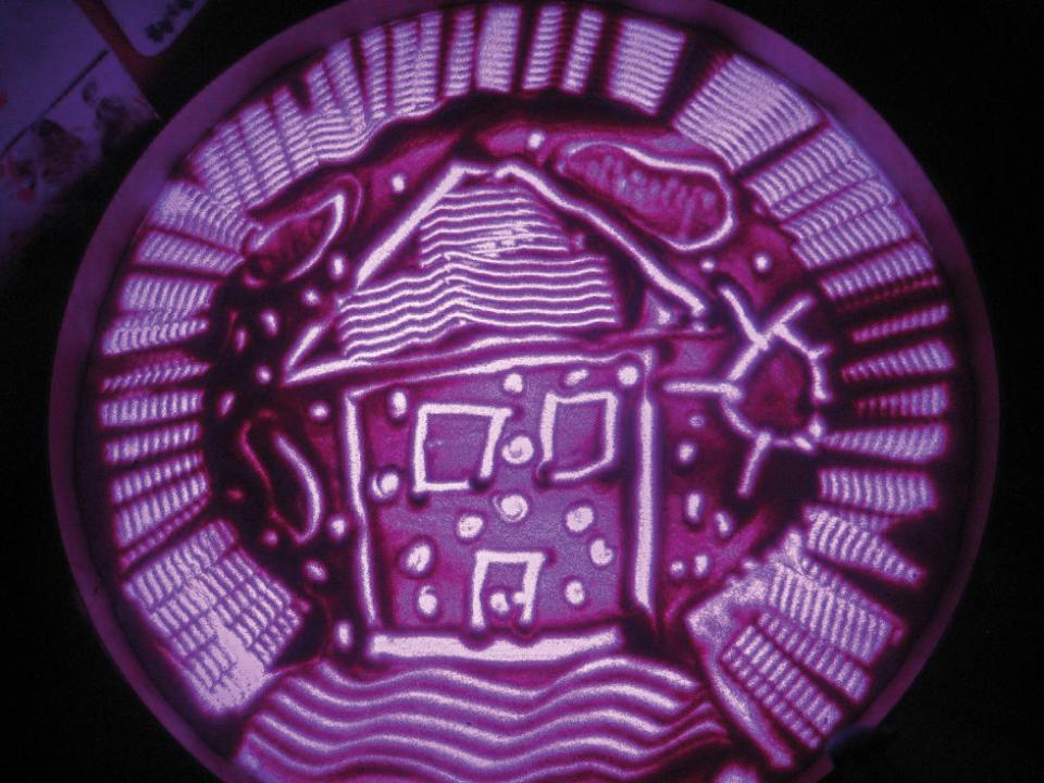 Leuchtkübel - tolles Sandbild in violett. Das Bild wird von unten angestrahlt und leuchtet. KiTa-Spielewelt