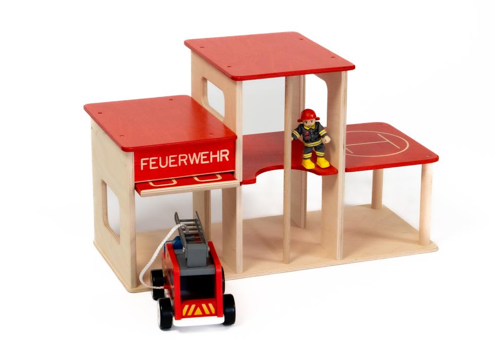 Feuerwache aus Holz - da ist sogar die Rutsch-Stange für die Feuerwehrleute dran. KiTa-Spielewelt