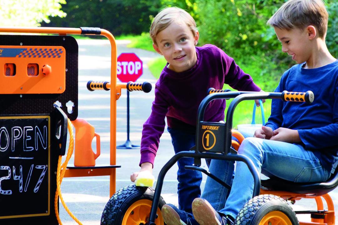 Mobile Tankstelle: jedes Kinderfahrzeug lässt sich "betanken", wie im echten Leben. bei KiTa-Spielewelt