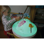 Faszinationsdom - Aufsatz für den Leuchtkübel. Kind beklebt und bemalt die runde Kuppel. KiTa-Spielewelt