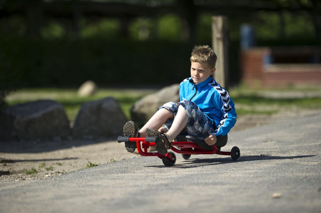 VIKING CHALLENGE Foot Twister Large: Kinderfahrzeug. Kind sitzt auf der gleichen Höhe der Pedale, Haltegriffe zu beiden Seiten. KiTa-Spielewelt