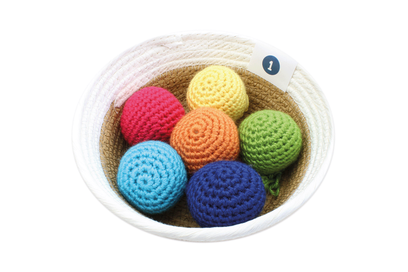 Fröbel Set 1 - Gabe 1, handgefertigte Bälle aus Wolle in einer Schale. KiTa-Spielewelt
