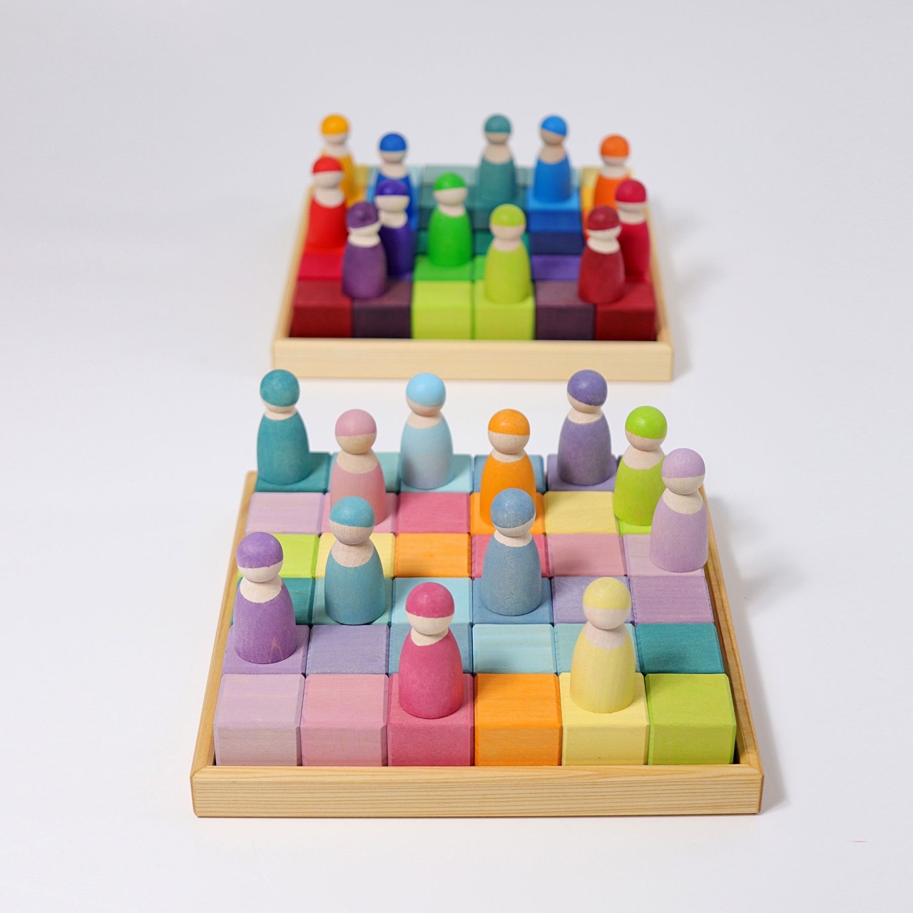 Grimms Baukasten Mosaik in pastell, Die elementare Würfelform als Bauklotz erlaubt es den Kindern einfache Bauwerke zu bauen 