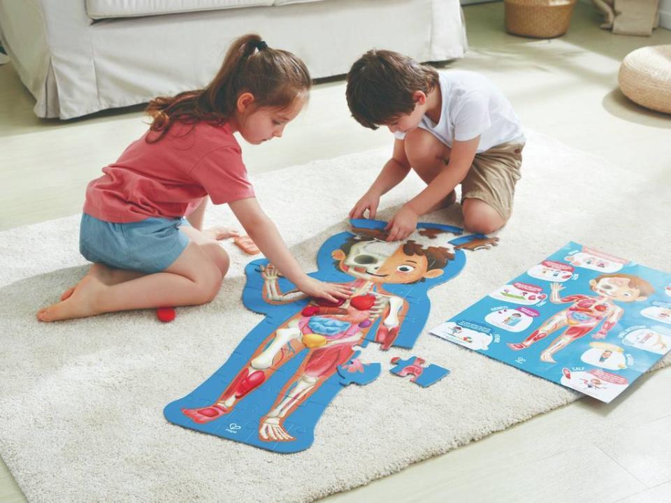 Bodenpuzzle Mein Körper - Kinder setzen den menschlichen Körper zusammen. KiTa-Spielewelt
