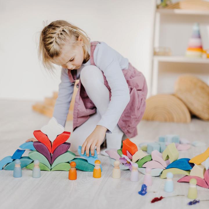 Grimms Bauspiel Lara - hier entsteht eine bunte Pflanzenwelt mit Bausteinen. KiTa-Spielewelt