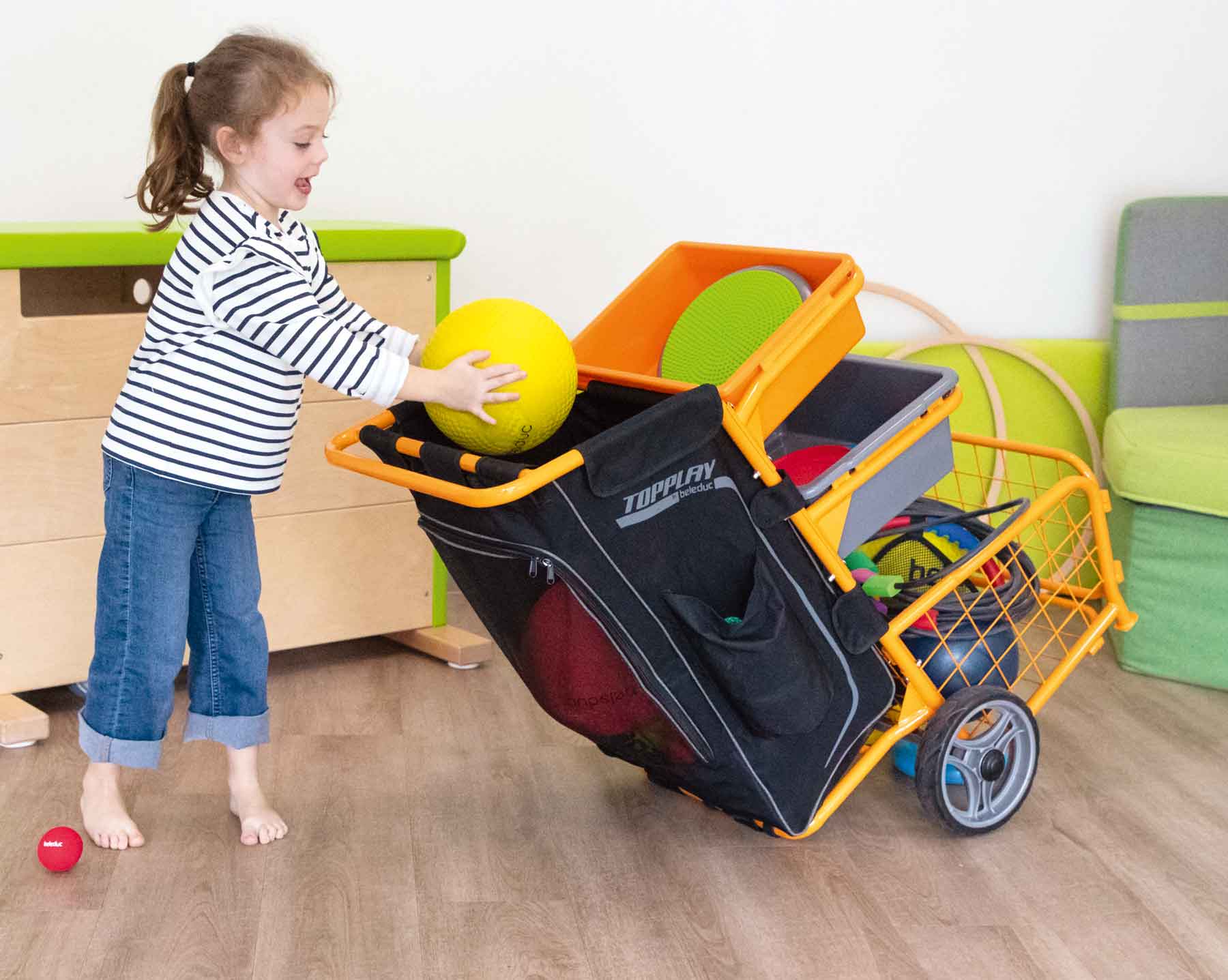 Multi-Flex-Trolley, , Mädchen packt Bälle ein