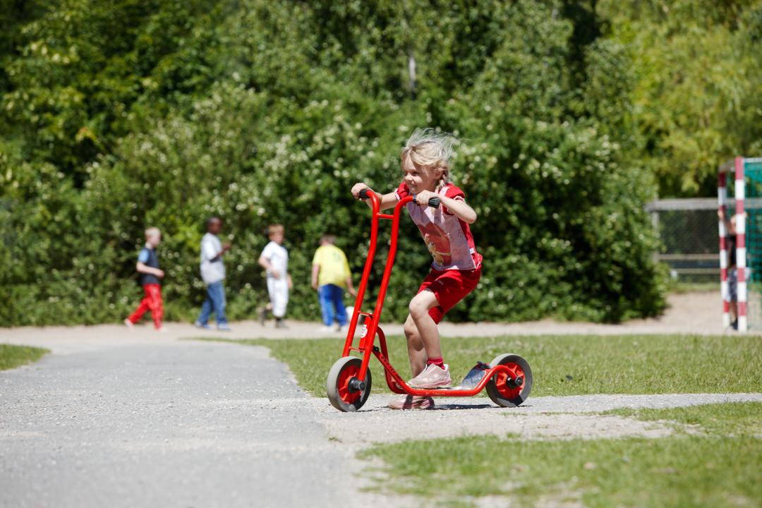 Winther Roller klein für Kinder von 4 - 6 Jahren. KiTa-Spielewelt, Mädchen fähr auf dem Roller