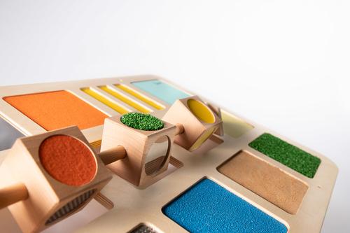Wandspiel - Würfel: Bunte Farben und verschiedene Oberflächen laden zum Tasten ein. KiTa-Spielewelt