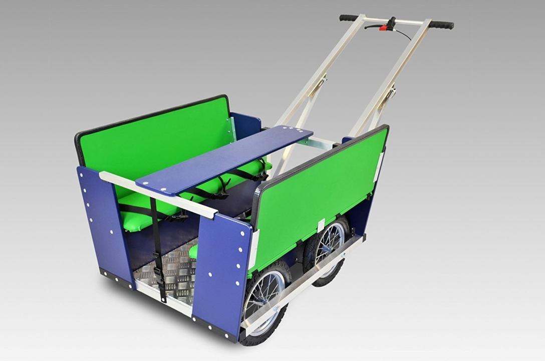 Krippenwagen 6-Sitzer - Kinderwagen in grün und blau mit Tisch in der Mitte - KiTa-Spielewelt