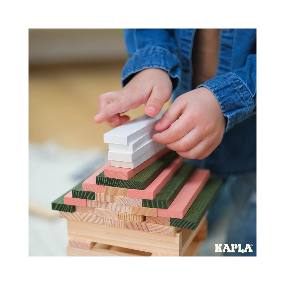 Kapla Box rosa - Holzbausteine. Kind baut ein Haus. KiTa-Spielewelt 