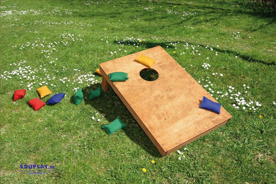 Bohnensäckchen Ziehlwurfspiel: Holzboard inkl. 8 Bohnensäckchen. KiTa-Spielewelt
